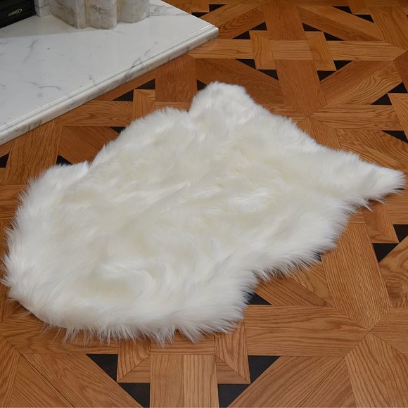 Luxurious Faux Fur Sheepskin Area Rug 2ft by 3ft - Picture 2 of 8